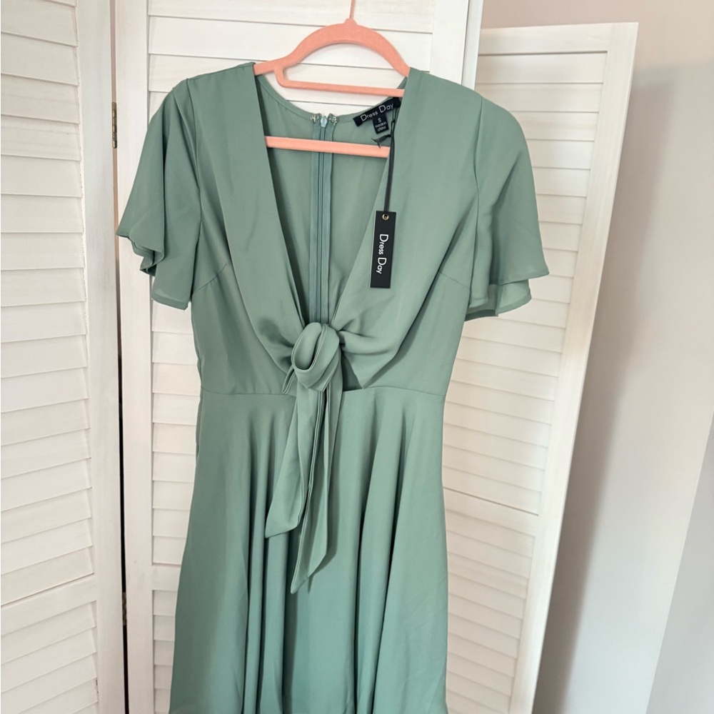Elegant Green Dress with Tie Front